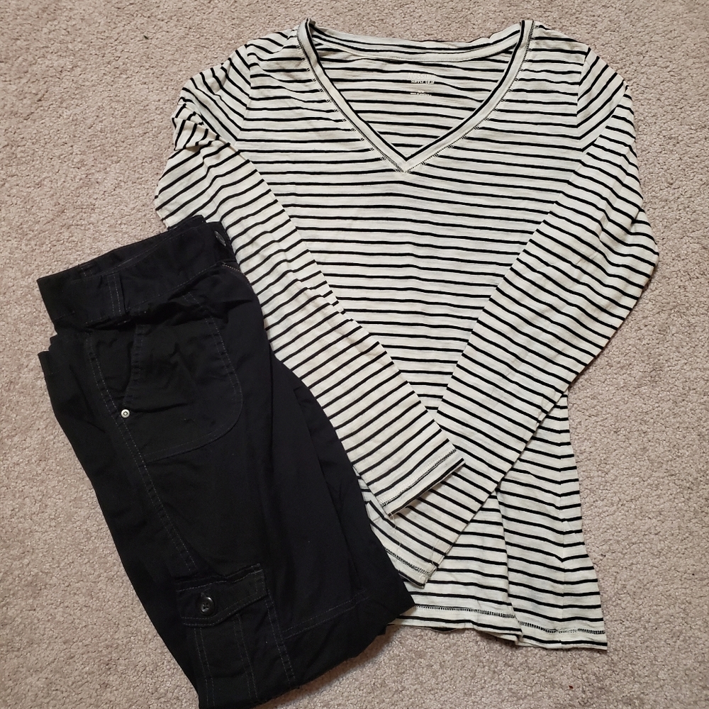 Mossimo Black & White Striped V-Neck Long Top
